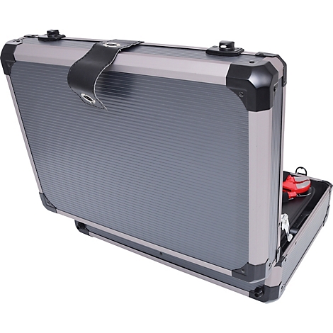 Grauer Werkzeugkoffer, teilweise geöffnet. Schwarzer Griff mit Öse. Silberfarbene Eckverstärkungen.